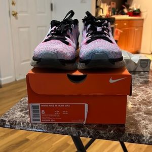 Woman’s Nike Flyknit Max sneakers perfect condition